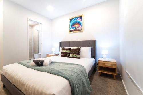 Postel nebo postele na pokoji v ubytování Modern Townhouse Close to City with Full Kitchen - Ellerslie