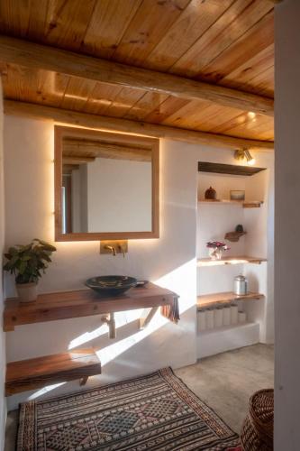a bathroom with a sink and a mirror at Monte Paxôra in Rogil
