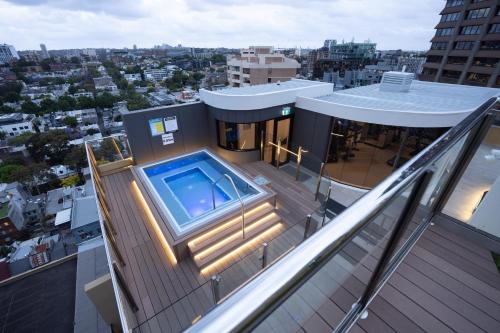 Accommodation Sydney - Hyde Park Plaza في سيدني: منزل به مسبح فوق مبنى