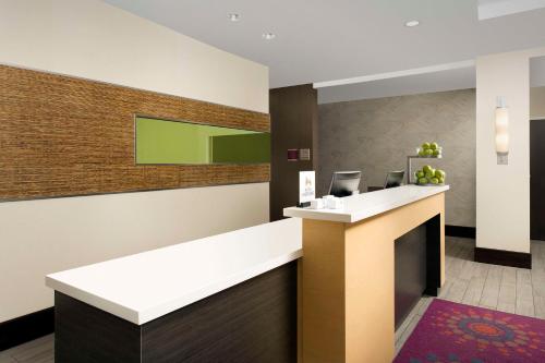 un vestíbulo con recepción en un hospital en Home2 Suites by Hilton Hattiesburg en Hattiesburg
