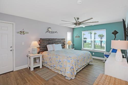 - une chambre avec un lit et un ventilateur de plafond dans l'établissement Paradise By The Gulf by Pristine Properties Vacation Rentals, à Cape San Blas