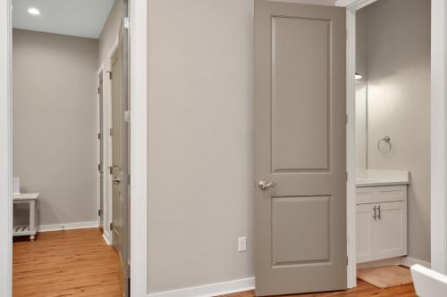 Un baño de Sazerac by Pristine Properties Vacation Rentals