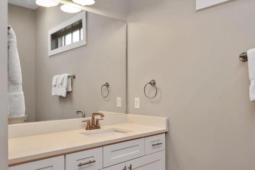 Un baño de Sazerac by Pristine Properties Vacation Rentals