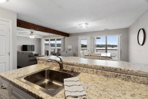 Η κουζίνα ή μικρή κουζίνα στο Beautiful Lakefront 3br Private Condo