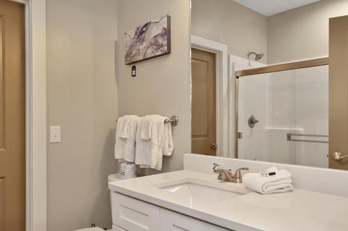 Un baño de Sazerac by Pristine Properties Vacation Rentals