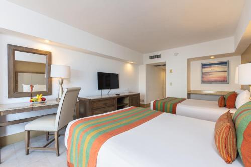 Katil atau katil-katil dalam bilik di Tesoro Ixtapa All Inclusive
