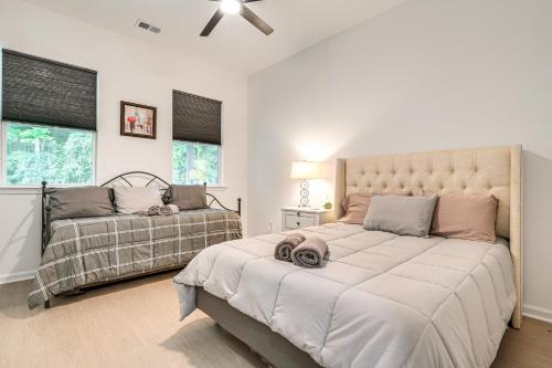 Ένα ή περισσότερα κρεβάτια σε δωμάτιο στο Walk to Downtown! Modern Hogansville Home with Patio