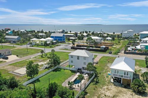 Saint Joe BeachにあるPearly Shells by Pristine Properties Vacation Rentalsの海辺の小さな町の空中風景