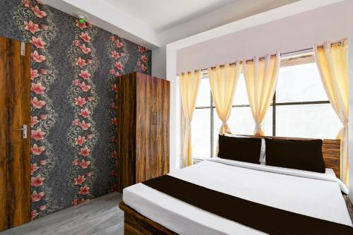 1 dormitorio con cama y ventana en OYO RELAXING PARADISE, en kolkata