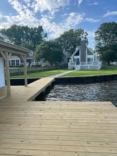 un quai en bois devant une maison dans l'établissement Luxury Lakefront property, à Milledgeville