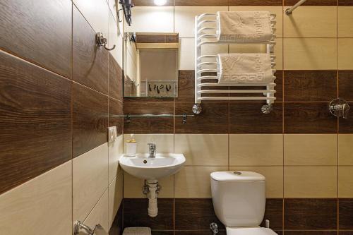 een badkamer met een toilet en een wastafel bij Готель Кайзер у Львові in Lviv