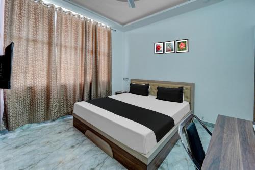 um quarto com uma cama num quarto em OYO Flagship Hotel Singh Residency em Rānchī