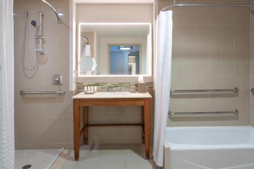 een badkamer met een wastafel, een douche en een spiegel bij The Westin Lake Mary, Orlando North in Lake Mary