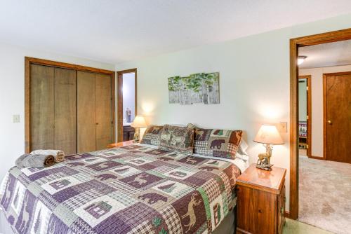 1 dormitorio con 1 cama y 2 lámparas en New Hampshire Vacation Rental - Walk to Beach!, en Madison