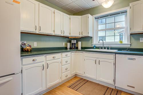 Dapur atau dapur kecil di 17 Mi to Porkies Getaway Steps to Beach and Main St