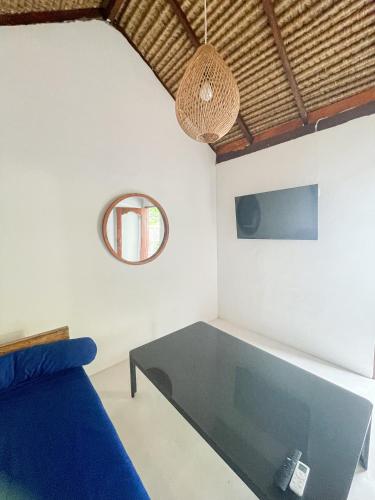 Телевизор и/или развлекательный центр в The Hidden Escapes Amed - Unique Beachfront Villa on Amed