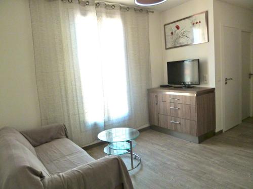New 1 bedroom apt place Garibaldi