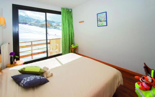Ein Bett oder Betten in einem Zimmer der Unterkunft VTF Les Balcons du Sauze