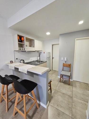 cocina con encimera y 2 sillas en una habitación en PARANA SHOPPING Y CPC, en Paraná