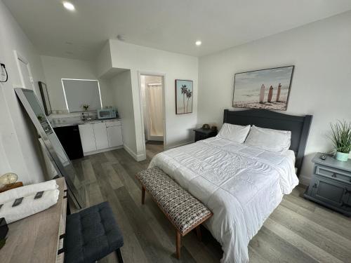 a bedroom with a large bed and a bathroom at Rainbow Motel Miami in Miami