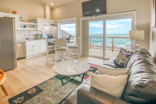 ein Wohnzimmer mit Couch und Tisch in der Unterkunft Spectacular Ocean Views! Spouting Horn Two in Depoe Bay