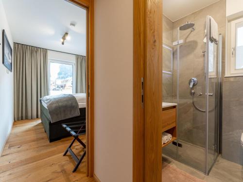 1 dormitorio con 1 cama y baño con ducha. en Mountain Chalet Luxx, en Sankt Lorenzen ob Murau