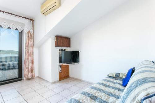 Seaside apartments with a swimming pool Okrug Gornji, Ciovo - 11374