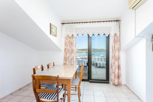 Seaside apartments with a swimming pool Okrug Gornji, Ciovo - 11374