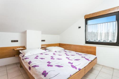 Posteľ alebo postele v izbe v ubytovaní Seaside apartments with a swimming pool Okrug Gornji, Ciovo - 11374