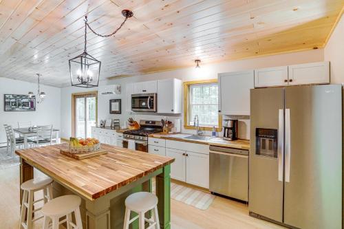 Fotografie z fotogalerie ubytování Porter Corners Home 10 Mi to Saratoga Race Course v destinaci Porter Corners