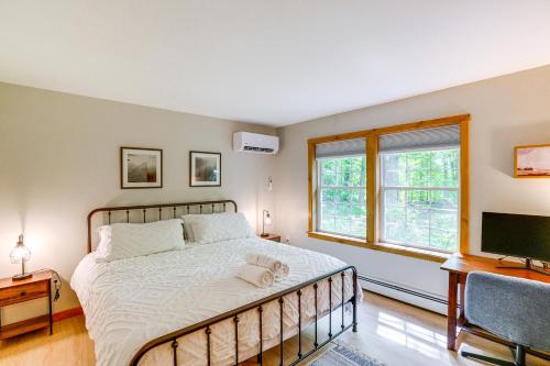 Ένα ή περισσότερα κρεβάτια σε δωμάτιο στο Porter Corners Home 10 Mi to Saratoga Race Course