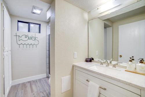 een badkamer met een wastafel en een spiegel bij Dog-Friendly Idaho Falls Vacation Rental with Yard! in Idaho Falls
