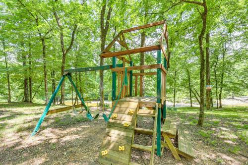 Herní místnost nebo prostor pro děti v ubytování Cabin on 23 Acres with Creek Access in Broken Bow