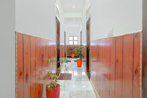 einen Flur mit Topfpflanzen in einem Gebäude in der Unterkunft OYO Hotel Royal Park in Alwar