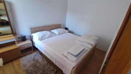 Katil atau katil-katil dalam bilik di Apartments with a swimming pool Jelsa, Hvar - 22432