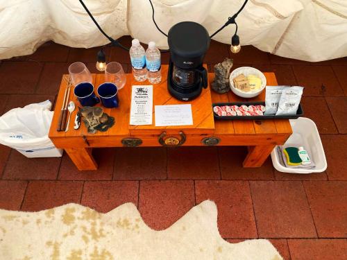 Ceremonial Tipi - 20' - Sleeps 6 On Cots : طاولة قهوة عليها أكواب ومشروبات
