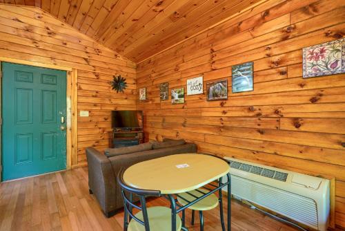 ein Wohnzimmer mit Sofa und Tisch in der Unterkunft Blue Rose Cabins - Cozy Cabin in Logan