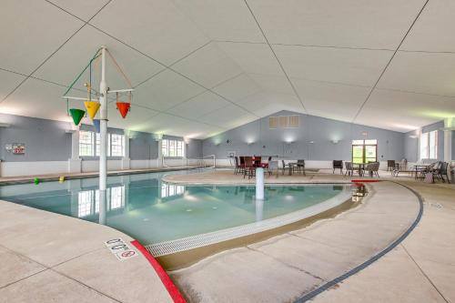 Bazén v ubytování Door County Townhome Pool Access, 1 Mi to Beach! nebo v jeho okolí