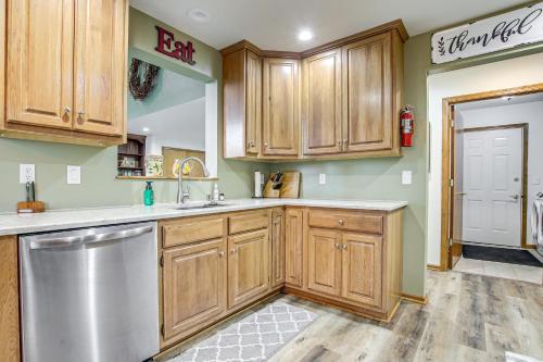 Kuchyň nebo kuchyňský kout v ubytování Door County Townhome Pool Access, 1 Mi to Beach!