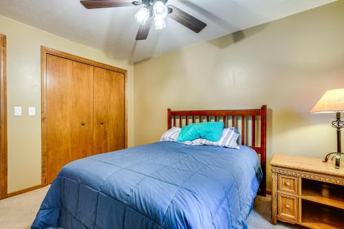 Postel nebo postele na pokoji v ubytování Door County Townhome Pool Access, 1 Mi to Beach!