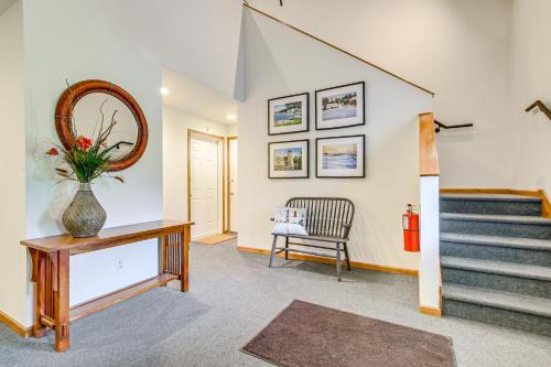 Fotografie z fotogalerie ubytování Door County Townhome Pool Access, 1 Mi to Beach! v destinaci Egg Harbor