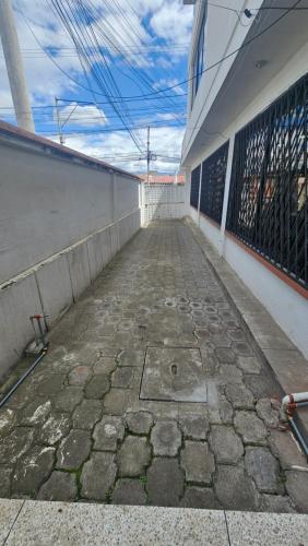 een lege stoep voor een gebouw bij Departamento Bien Ubicado con todo lo necesario in Latacunga