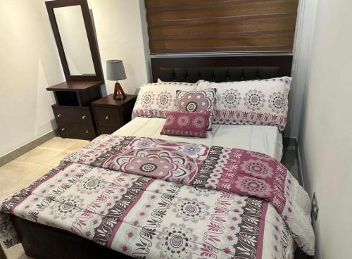 阿克拉的住宿－Beaufort Ridge Apartments Accra，一间卧室配有一张带两个枕头的床