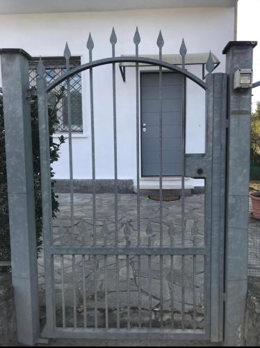 una puerta de metal con una puerta delante de una casa en Casa Story 2 è un piccolo gioiello en Asti