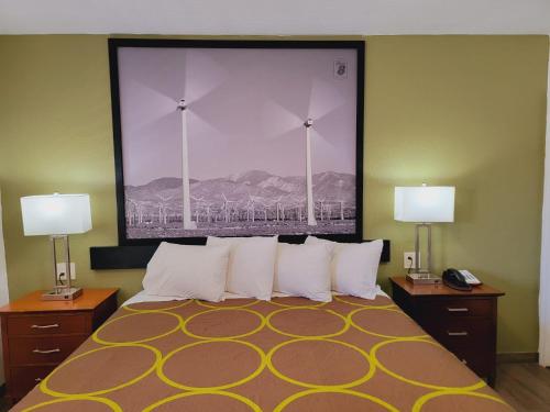 een slaapkamer met een grote foto van windmolens aan de muur bij Super 8 by Wyndham El Centro North in El Centro