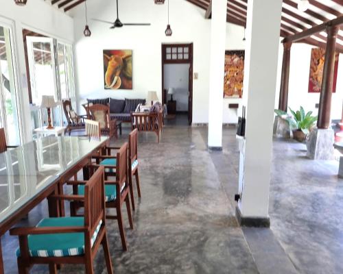 Restoran atau tempat lain untuk makan di Ardeen Villa - superb 3 bedroom beachfront BB for 6, in Ranna- Tangalle- free pick up or drop off for 7 night stays, serviced, taxes included