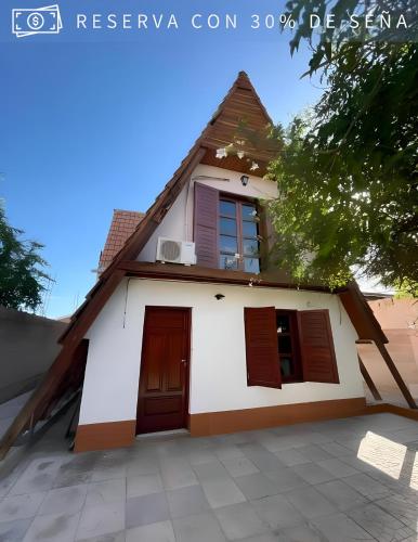 une maison avec un toit en gambrel dans l'établissement Cabaña Alpina del Centro, à Chilecito