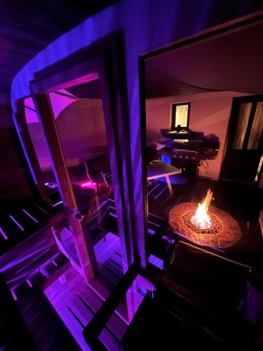 une vue aérienne d'un salon avec un feu dans une table dans l'établissement Maison spa sauna, à Morangis