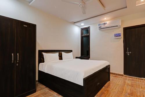 Кровать или кровати в номере Super Collection O Oyo Townhouse Lemonade Shyam Nagar