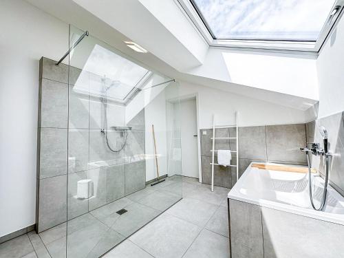 ein Badezimmer mit Glasdusche und Waschbecken in der Unterkunft Maisonette Hochgrat in Oberstaufen